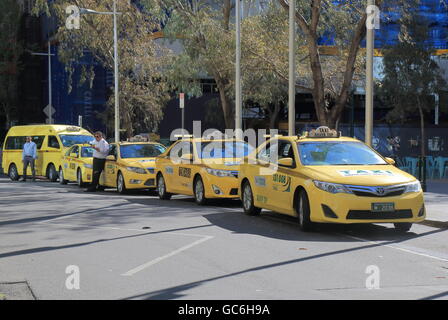 Les chauffeurs de taxi d'attendre pour les passagers dans le centre-ville de Melbourne Australie Banque D'Images