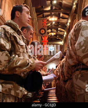 Des soldats pendant le service de commémoration et d'action de grâce à la cathédrale Sainte-Anne de Belfast pour se souvenir des troupes de la Brigade légère 19, basée en Irlande du Nord, tuées dans la guerre en Afghanistan. Banque D'Images