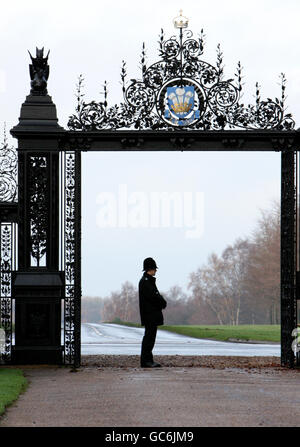 Un officier de police se tient aux portes de la Maison Sandringham sur le domaine royal de Norfolk où le Prince de Galles présentait des médailles de campagne au 2e Bataillon, le Régiment Mercian pour service en Afghanistan. Banque D'Images