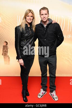 Isabella Malthorpe et Sam Branson arrivent pour la première britannique où les choses sauvages sont au vue West End, Leicester Square, Londres. Banque D'Images