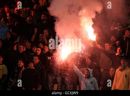 Football - UEFA Europa League - Groupe I - AEK Athènes / Everton - Stade olympique. Les fans d'AEK Athènes ont laissé tomber les fusées éclairantes dans les stands Banque D'Images