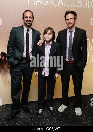 Le producteur de films, Vince Landay (à gauche), star, Max Records (au centre) et réalisateur, Spike Jonze arrive pour la première britannique où les choses sauvages sont au vue West End, Leicester Square, Londres. Banque D'Images