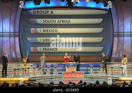 Le groupe A, qui comprend l'Afrique du Sud, le Mexique, l'Uruguay et la France, est présenté sur grand écran de télévision lors du tirage au sort de la coupe du monde de la FIFA 2010 au Centre international des congrès du Cap, au Cap, en Afrique du Sud. Banque D'Images