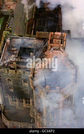 Catastrophes et accidents - incendie du château de Windsor - Windsor.Une vue aérienne du château de Windsor, après que le feu a éclaté dans la chapelle privée de la Reine. Banque D'Images