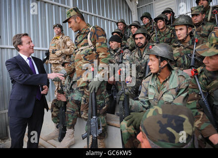 Le chef du Parti conservateur David Cameron rencontre des soldats de l'Armée nationale afghane au Centre d'entraînement militaire de Kaboul en Afghanistan, où il a vu des soldats britanniques former de nouvelles recrues afghanes. M. Cameron effectue une visite de trois jours en Afghanistan où il a visité Kandahar, Laskar Gah et Kaboul. Banque D'Images