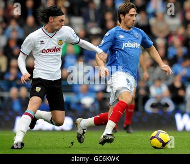 Chris Eagles de Burnley (à gauche) et Tommy Smith de Portsmouth (à droite) action Banque D'Images