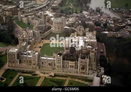 Catastrophes et accidents - incendie du château de Windsor - Windsor.Une vue aérienne du château de Windsor, le lendemain du feu. Banque D'Images