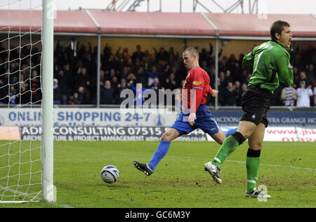 Kenny Miller (à gauche), un gardien de but de Falkirk, Robert Olejnik (à droite), réagit lors du match de la première ligue écossaise de la banque Clydesdale au stade Falkirk, à Falkirk. Banque D'Images