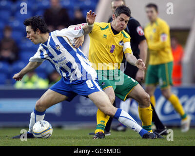 John-Joe O'Toole de Colchester United (à gauche) et Stuart Campbell de Bristol Rovers (à droite) en action pendant le match Coca-Cola League One au Weston Homes Community Stadium, à Colchester. Banque D'Images