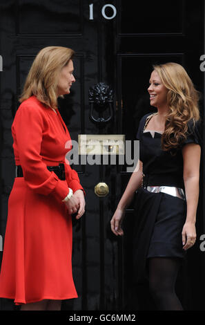 L'épouse du Premier ministre, Sarah Brown (à gauche), et la membre de Girls, Kimberley Walsh, à l'extérieur du 10 Downing Street, Londres, avant de prendre le petit déjeuner avec les lauréats des prix Cosmopolitan Ultimate Women of the Awards. Banque D'Images