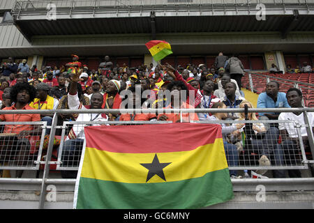 Football - International friendly - Ghana v Zambie - Brisbane Road. Les fans du Ghana montrent leur soutien, dans les tribunes Banque D'Images