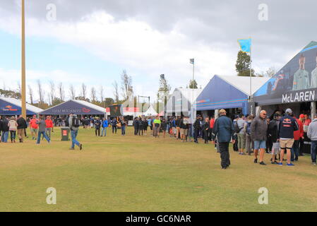 Personnes visitent Grand-Prix de Formule 1 à l'Albert Park Melbourne Australie. Banque D'Images