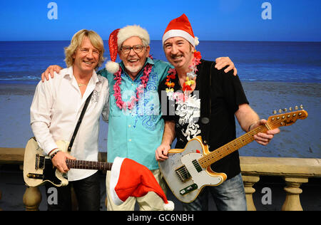 (De gauche à droite) Rick Parfitt, Rolf Harris et Wayne Morris filme la vidéo pour leur nouveau single Christmas in the Sun, aux Shepperton Studios de Twickenham. Banque D'Images