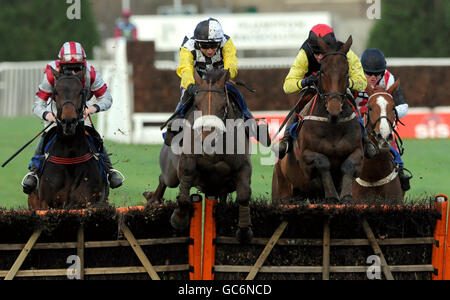 Quartano, monté par Paddy Brennan (au centre), remporte l'épreuve de la course de Plumpton à l'hippodrome de Plumpton des gestionnaires de fonds Artemis Hindu Kush National Hunt Novice. Banque D'Images