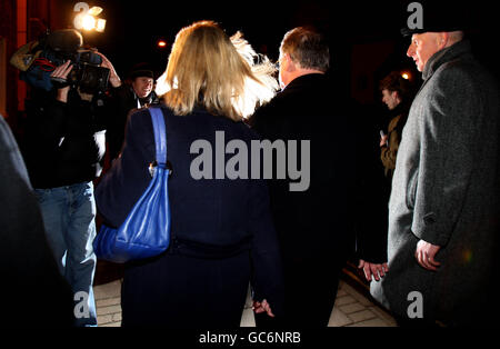 Le président du Parti conservateur de South West Norfolk David Hills (à droite) et la candidate aux élections législatives conservatrices Elizabeth Truss (à gauche) quittent les salles d'assemblée de Swaffham à Norfolk. Banque D'Images