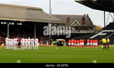 Football - International friendly - Corée du Sud / Serbie - Craven Cottage.Les équipes observent un silence de quelques minutes pendant le match international entre la République de Corée et la Serbie à Craven Cottage, Londres Banque D'Images