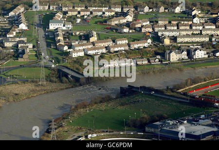 Une vue aérienne du pont Northside détruit, à Workington, alors que les inondations submergent de grandes parties de Cumbria. Banque D'Images