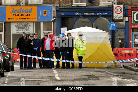 Un groupe d'officiers de police fouilla Yoakley Road à Stoke Newington, dans le nord de Londres, après qu'un homme de 19 ans ait été trouvé poignardé à mort dans la route, où se trouve la tente de préservation des scènes, cet après-midi. Banque D'Images