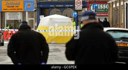 Un groupe d'officiers de police fouilla Yoakley Road à Stoke Newington, dans le nord de Londres, après qu'un homme de 19 ans ait été trouvé poignardé à mort dans la route, où se trouve la tente de préservation des scènes, cet après-midi. Banque D'Images