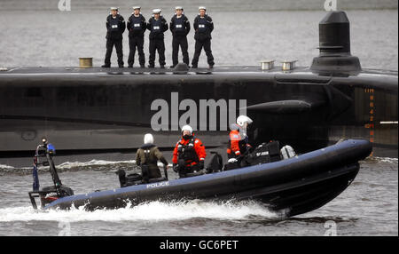 Le sous-marin d'attaque le plus grand et le plus puissant jamais construit pour la Royal Navy, astucieux, navigue jusqu'au Clyde et dans le Gareloch pour arriver à son domicile à la base navale de Faslane en Écosse pour la première fois. Banque D'Images