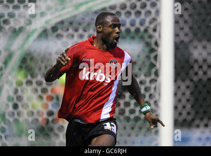 Akpo Sodje de Charlton Athletic célèbre après avoir trouvé le dos le filet avant qu'il ne soit refusé par l'arbitre Banque D'Images