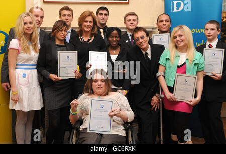 L'épouse du Premier ministre Sarah Brown, Diana Vickers (à l'extrême gauche), X Factor et West End, et Robin Gibb (au centre à droite) avec les lauréats du 10e anniversaire du prix Diana Gold Award au No11 Downing Street à Londres, Où ils ont tous remis des prix à des jeunes qui ont eu un impact sur la société au Royaume-Uni. Banque D'Images