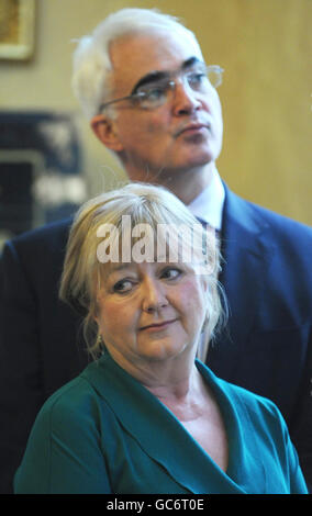 Le chancelier Alistair Darling et son épouse Margaret au No11 Downing Street pour le 10e anniversaire de la cérémonie de remise des prix Diana, à Londres, où ils ont remis des prix à des jeunes qui ont eu un impact sur la société au Royaume-Uni. Banque D'Images