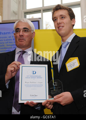 Roper Peckham de Kent reçoit son 10e anniversaire de la médaille d'or Diana du chancelier Alistair Darling à No11 Downing Street. Banque D'Images