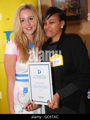 Andrea Mighton reçoit son 10e anniversaire de Diana Award d'or de Diana Vickers (à gauche) à No11 Downing Street. Banque D'Images