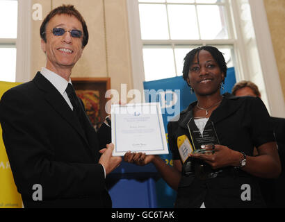 Betty Akech de Londres reçoit son 10e anniversaire Gold Diana Award de Robin Gibb à No11 Downing Street. Banque D'Images