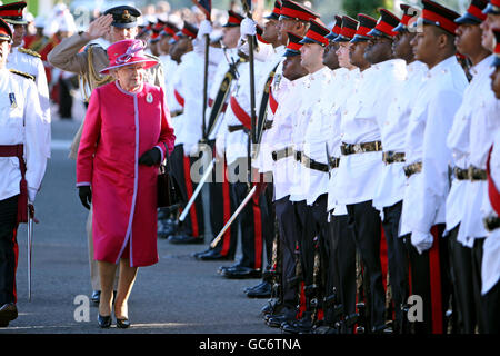 La reine Elizabeth II de Grande-Bretagne inspecte la garde d'honneur sur la place du roi, Saint-Georges, aux Bermudes, au début d'une visite de trois jours de l'île. Banque D'Images