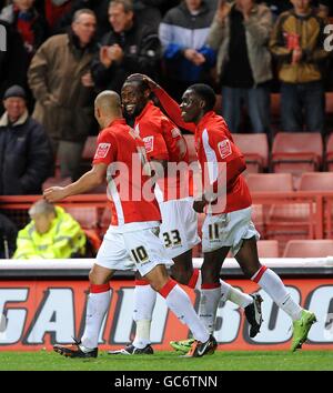 Akpo Sodje (au centre) de Charlton Athletic célèbre ses quatre cotés But du jeu avec les coéquipiers Deon Burton (à gauche) et Lloyd Sam (à droite) Banque D'Images