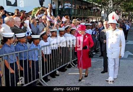 La reine Elizabeth II de Grande-Bretagne marche avec le gouverneur des Bermudes Sir Richard Gozney sur la place du roi, à St George, aux Bermudes, au début d'une excursion de trois jours sur l'île. Banque D'Images
