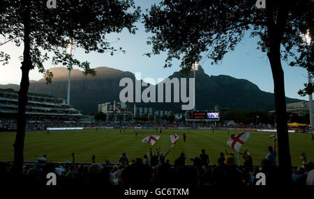 Une vue générale du jeu pendant la troisième journée internationale au terrain de cricket de Newlands, au Cap, en Afrique du Sud. Banque D'Images