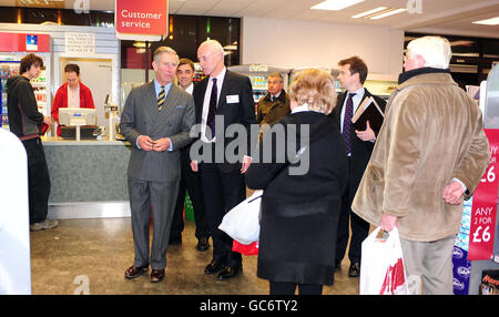 Le Prince de Galles s'entretient avec des acheteurs dans le supermarché de stands, Keswick, lors d'une visite dans les villes frappées par les inondations de Cumbria. Banque D'Images
