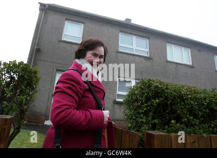 La chanteuse Susan Boyle quitte sa maison à Blackburn, en Écosse, dans un porteur de personnes conduit par un chauffeur avec un parent. Banque D'Images