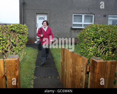 La chanteuse Susan Boyle quitte sa maison à Blackburn, en Écosse, dans un porteur de personnes conduit par un chauffeur avec un parent. Banque D'Images