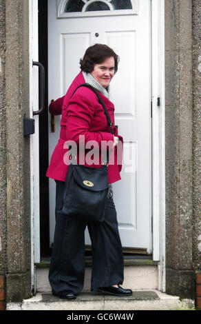 La chanteuse Susan Boyle quitte sa maison à Blackburn, en Écosse, dans un porteur de personnes conduit par un chauffeur avec un parent. Banque D'Images