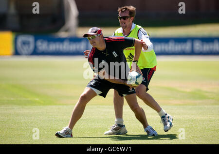 L'entraîneur d'Angleterre Andy Flower et Graeme Swann (à droite) lors d'une session de filets au parc St George, Port Elizabeth, Afrique du Sud. Banque D'Images