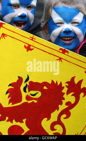 Emily Gatier-Hay, 4 ans, (à droite) et Jacob Gatier-Hay, 6 ans, de Gullane avec leurs visages peints de saltes dans le cadre des festivités de la Saint Andrew's Day qui se tiennent au St Andrews Square Garden à Édimbourg. Banque D'Images