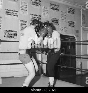 John H. Stracey, à droite, qui doit défendre son titre de poids-lourd européen contre Max Hebeisen de Suisse, s'entraîner au Royal Oak Gymnasium, Canning Town. Banque D'Images