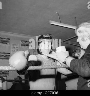 John H. Stracey, qui doit défendre son titre de poids-lourd européen contre Max Hebeisen de Suisse, s'entraîner au Royal Oak Gymnasium, Canning Town. Banque D'Images