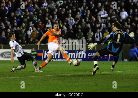 Ben Burgess (c) de Blackpool passe devant le gardien de but de Preston North End Andrew Lonergan (r) seulement pour voir son tir aller large Banque D'Images