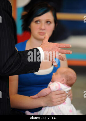 Claire Hubbard de Walsall avec son bébé Ranai de 11 semaines alors qu'elle écoute le secrétaire à la Justice Jack Straw lors de sa visite à l'unité mère et bébé du HMP Eastwood Park à Falfield, Gloucestershire. Banque D'Images