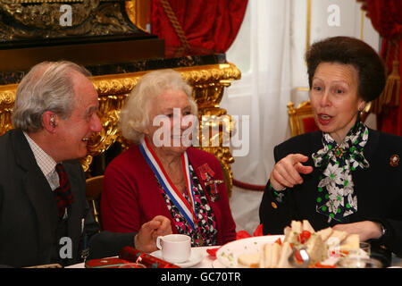 La princesse royale participe à la fête de Noël de l'Association des non oubliés, où elle a rencontré Dame Vera Lynn (au centre), ainsi que des militaires blessés et des ex-militaires, hommes et femmes handicapés, au Palais St James's, dans le centre de Londres. Banque D'Images