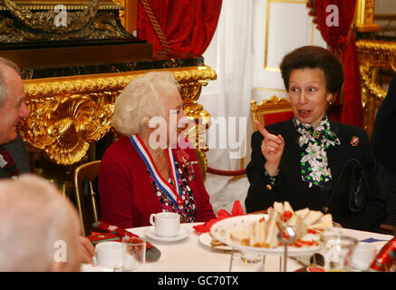 La princesse royale participe à la fête de Noël de l'Association des non oubliés, où elle a rencontré Dame Vera Lynn (au centre), ainsi que des militaires blessés et des ex-militaires, hommes et femmes handicapés, au Palais St James's, dans le centre de Londres. Banque D'Images