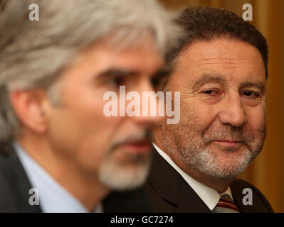 Damon Hill (à gauche) parle, sous la surveillance du directeur général de Silverstone, Richard Phillips, lors d'une conférence de presse à l'hôtel Grosvenor House de Londres. Banque D'Images