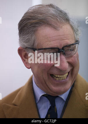 Le prince de Galles porte des lunettes de sécurité alors qu'il tente sa main à la maçonnerie lors d'une visite au centre d'entraînement de Weymouth à Poundbury, Dorchester, Dorset. Banque D'Images