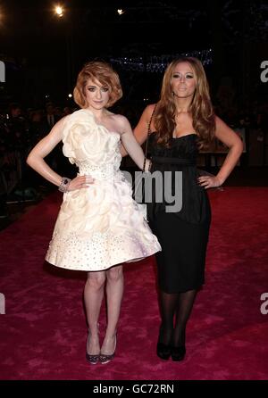 Kimberley Walsh (à droite) et Nicola Roberts (à gauche) de Girls arrivant à haute voix pour la première britannique de St Trinian's 2 - The Legend of Fritton's Gold at the Empire, Leicester Square, Londres Banque D'Images