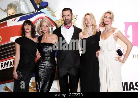 Gemma Arterton, Sarah Harding, Rupert Everett, Talulah Riley et Tamsin Egerton (de gauche à droite) arrivent pour la première britannique de St Trinian's 2 - The Legend of Fritton's Gold at the Empire, Leicester Square, Londres Banque D'Images